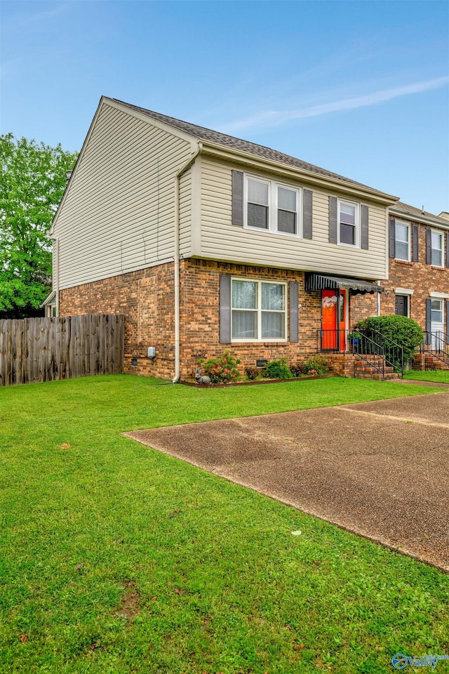 view of front facade featuring a front yard