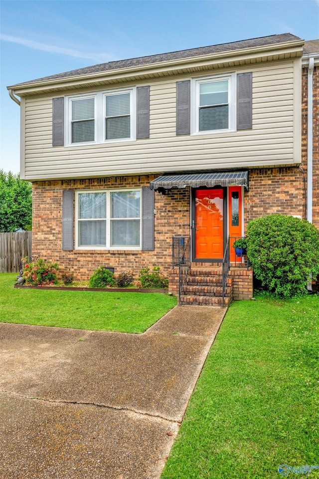 view of front facade with a front yard