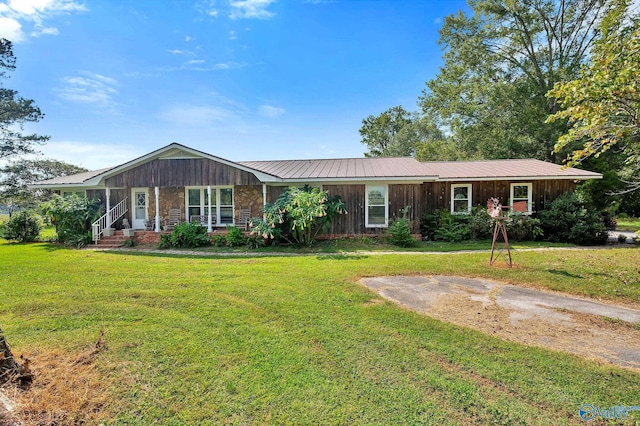 ranch-style house featuring a front yard