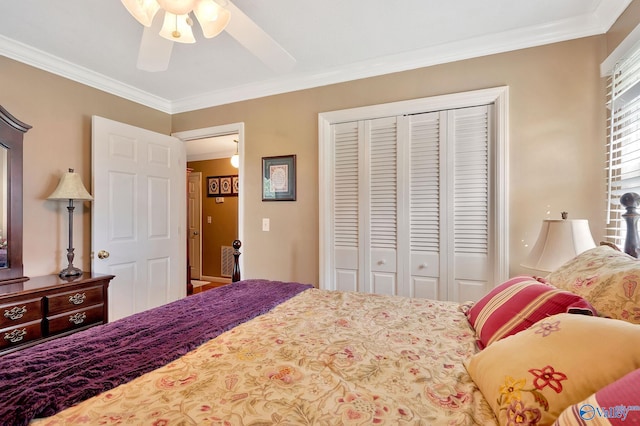 bedroom with ceiling fan, ornamental molding, and a closet