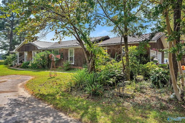 ranch-style house featuring a front lawn