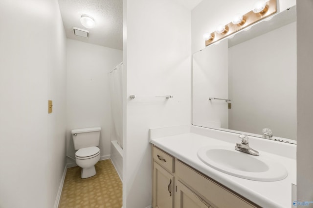 full bathroom with vanity, shower / bath combo with shower curtain, toilet, and a textured ceiling