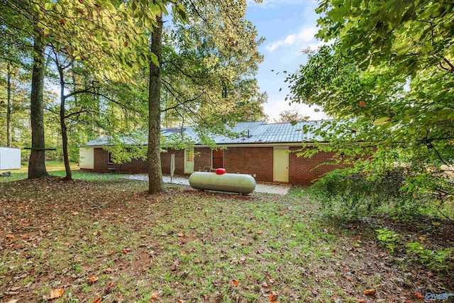 view of yard featuring a patio area