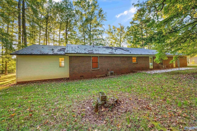 back of house featuring a yard