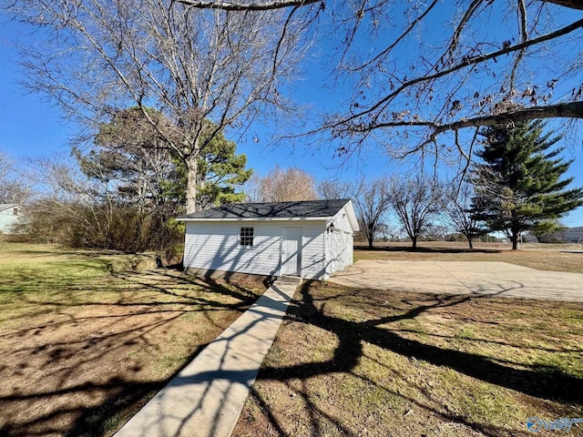 view of outdoor structure featuring an outbuilding