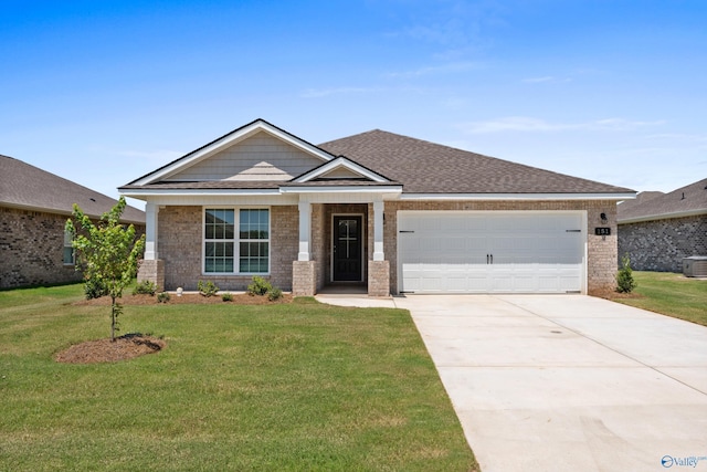 craftsman house featuring a garage and a front lawn