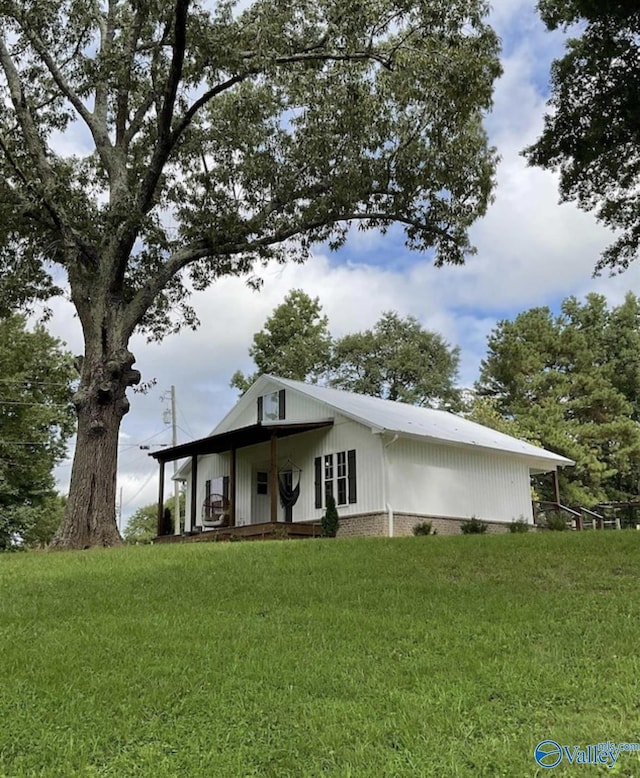 view of front of property featuring a front lawn