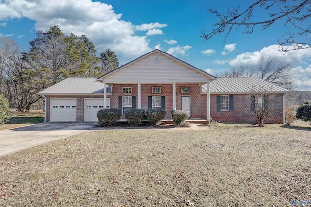 view of front of house featuring a front lawn and a garage