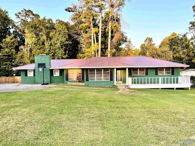 ranch-style house featuring a front lawn