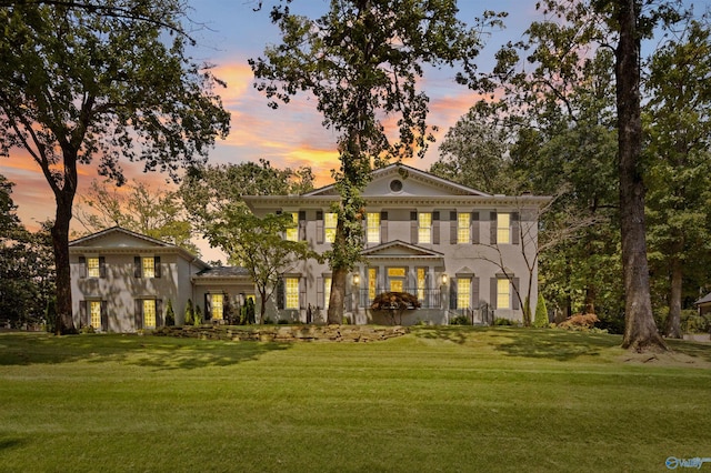 view of front of house featuring a yard