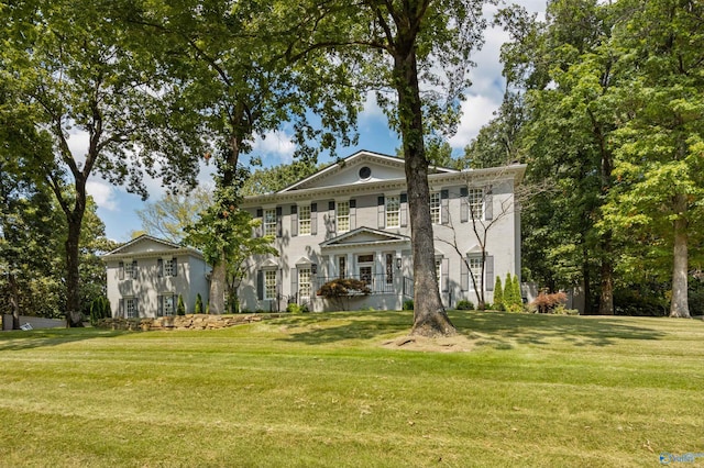 view of front facade featuring a front lawn