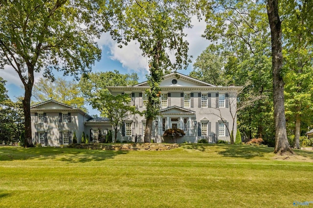 view of front of property featuring a front yard