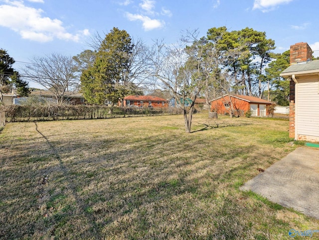 view of yard featuring an outdoor structure