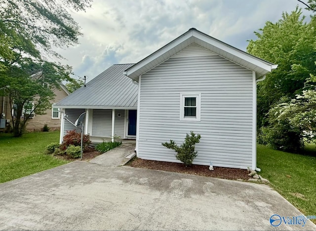 view of front of house with a porch and a front lawn