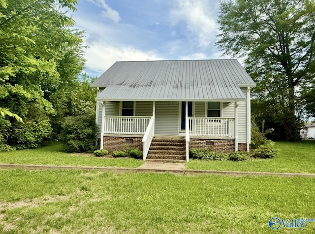bungalow featuring a porch, a front lawn, and crawl space