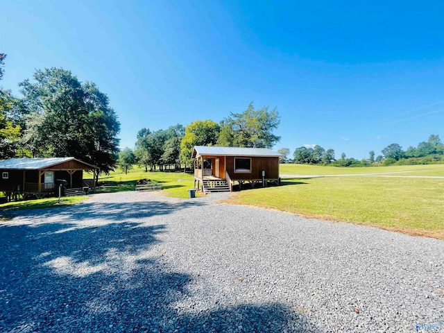 view of front of property featuring a front yard