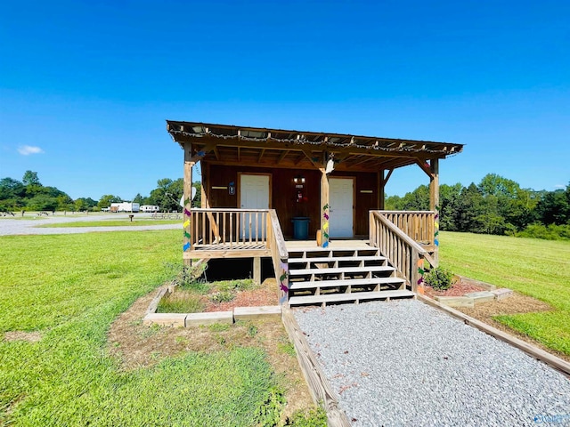 view of front of home featuring a front lawn