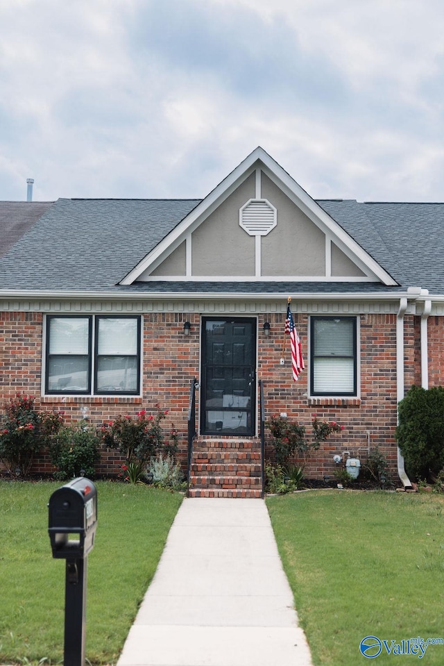 view of front of house featuring a front lawn