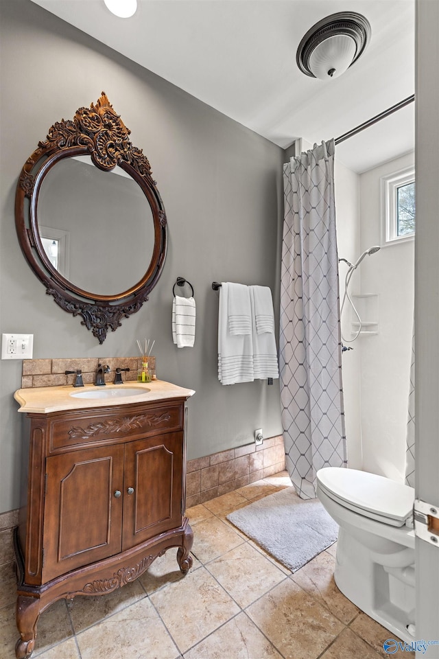702 5th Ave SE, Cullman, AL 35055 - full bathroom featuring toilet, vanity, and a shower with shower curtain
