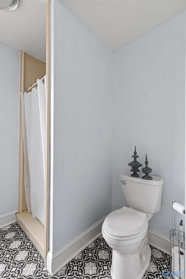 702 5th Ave SE, Cullman, AL 35055 - full bath with visible vents, toilet, a shower with curtain, and baseboards