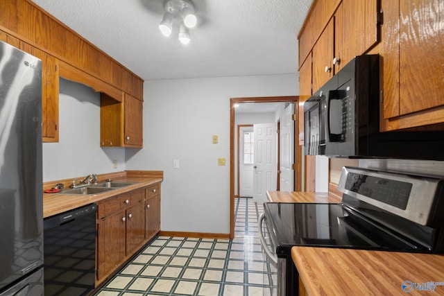 kitchen featuring ceiling fan, sink, a textured ceiling, and black appliances