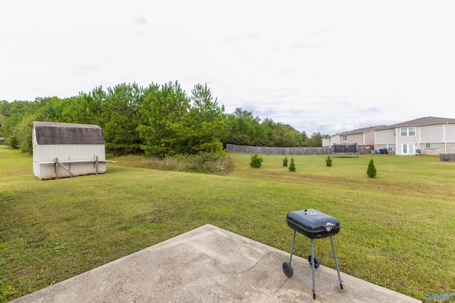 view of yard with an outbuilding