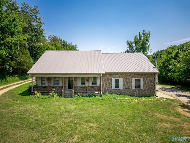 view of front facade featuring covered porch and a front lawn