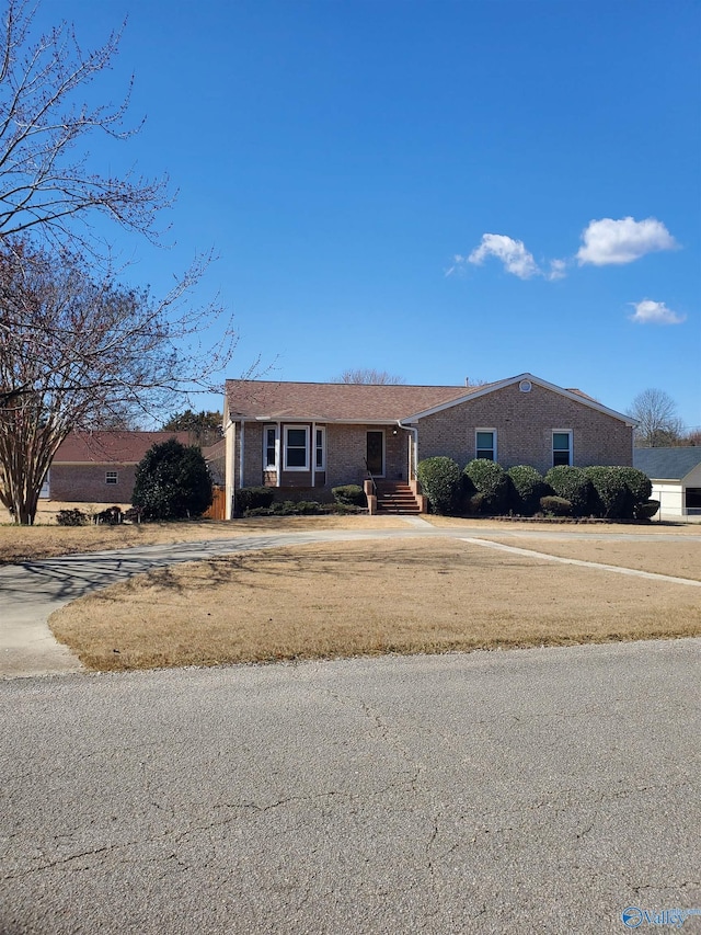 single story home featuring a front lawn