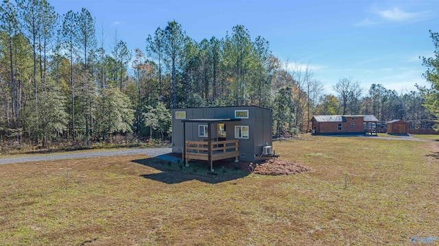 view of yard with an outdoor structure