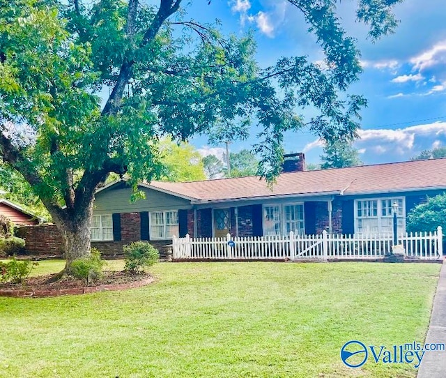 ranch-style home featuring a front yard