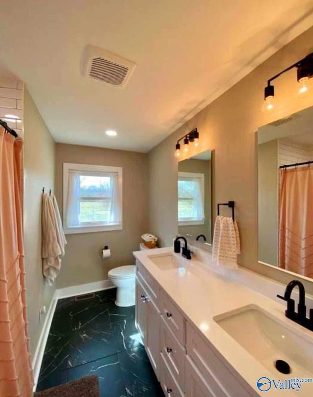 bathroom with a shower with curtain, vanity, and toilet