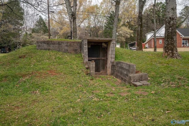 view of yard featuring an outbuilding