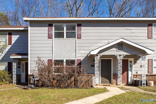 multi unit property featuring a front yard