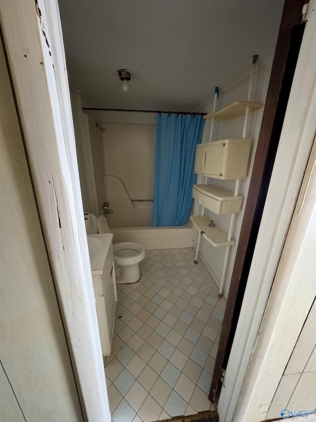 full bathroom featuring tile patterned flooring, vanity, shower / tub combo with curtain, and toilet