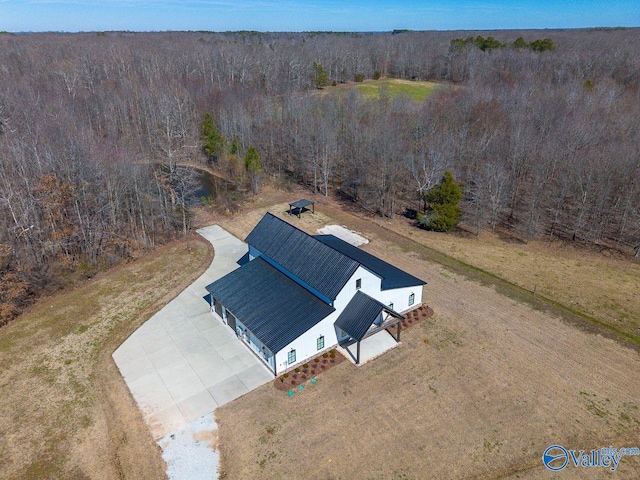 bird's eye view featuring a wooded view