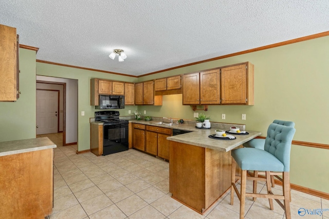 kitchen featuring kitchen peninsula, a breakfast bar area, a textured ceiling, black appliances, and crown molding