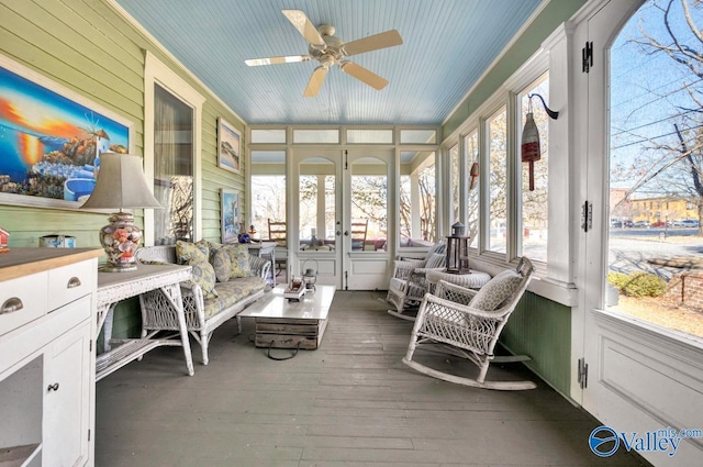 sunroom with ceiling fan