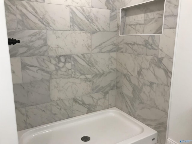 716 Ruby St, Gadsden, AL 35901 - bathroom featuring a shower