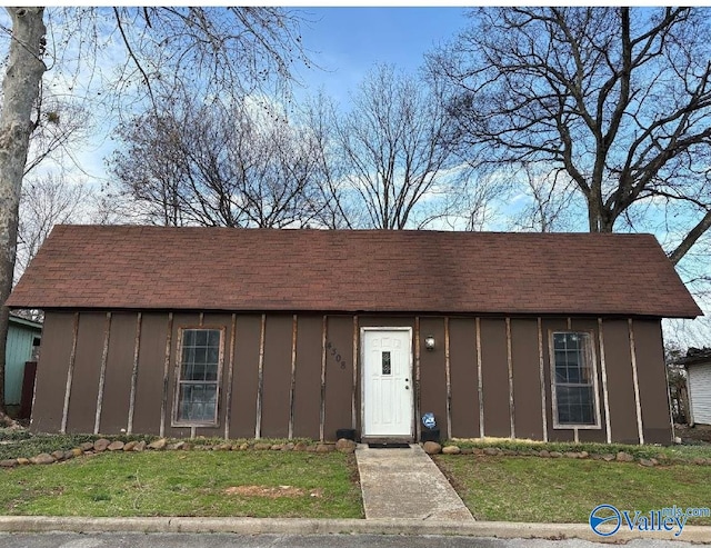 ranch-style house featuring a front lawn and board and batten siding