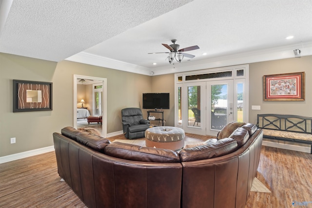 511 Pine Island Cir, Scottsboro, AL 35769 - living area featuring baseboards, wood finished floors, ceiling fan, ornamental molding, and recessed lighting