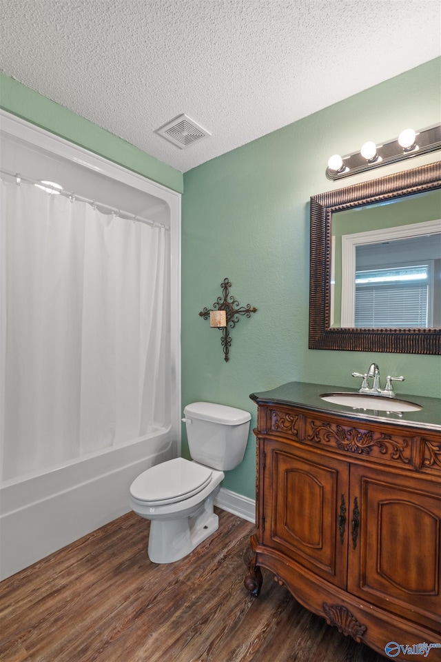 511 Pine Island Cir, Scottsboro, AL 35769 - full bath with toilet, a textured ceiling, wood finished floors, vanity, and shower / tub combo
