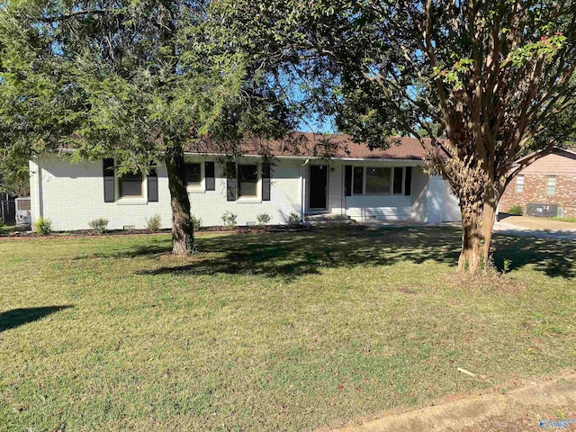 view of front of property featuring a front lawn