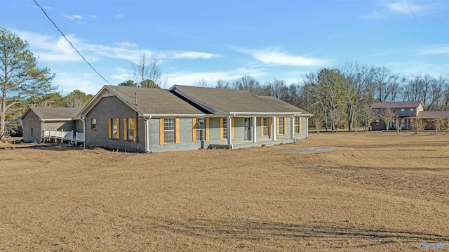 view of front facade featuring a front yard