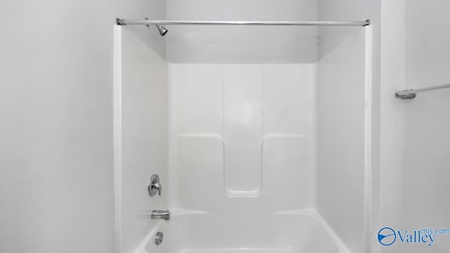 bathroom with washtub / shower combination