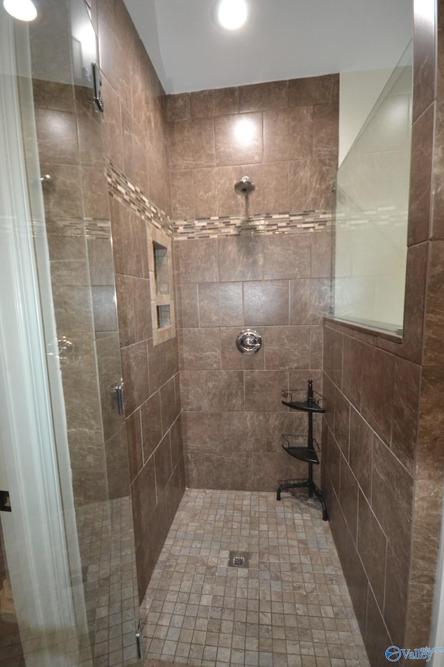 bathroom featuring tiled shower