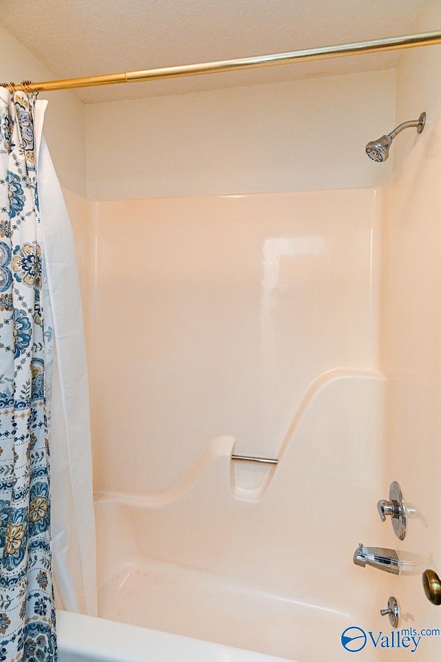 bathroom featuring shower / tub combo