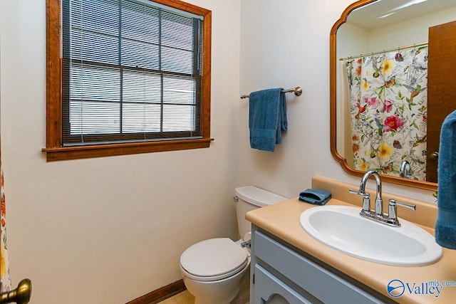 full bathroom featuring toilet, curtained shower, and vanity