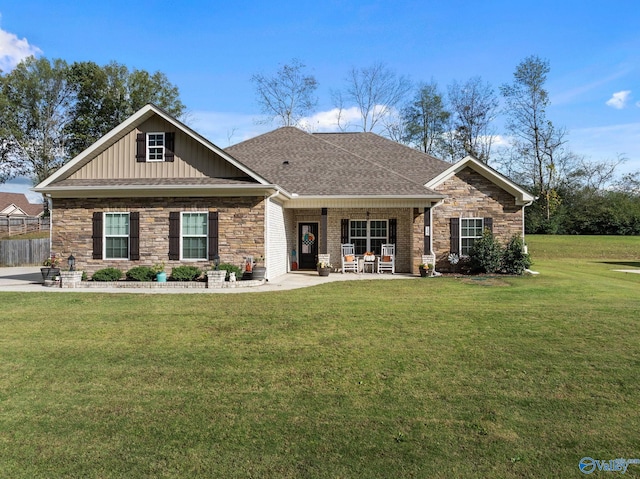 craftsman house featuring a front lawn