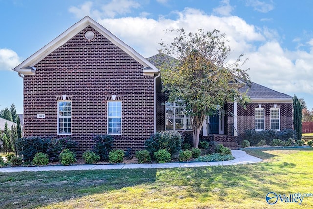 view of side of property featuring a lawn