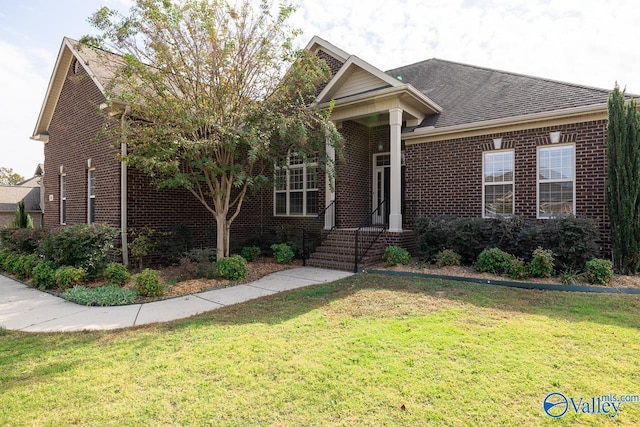 view of front of property featuring a front lawn